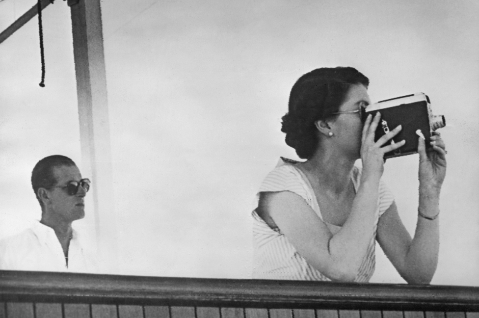 Elizabeth filmando durante seu tour de coroação, em 1953