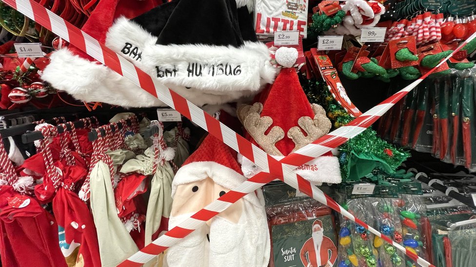 Рождественские украшения приклеены в магазине Home Bargains в Кардиффском заливе