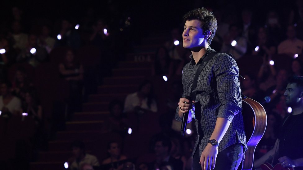 El joven Shawn Mendes despert'o pasiones con su intervención en la gala de los premios MTV 2017. Shawn Mendes
