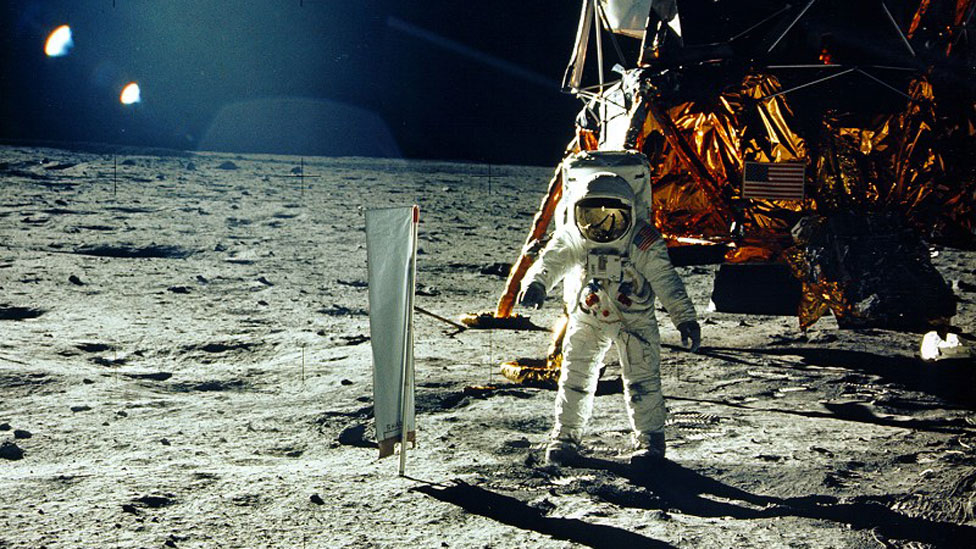 Uno de los astronautas de Apolo 11 despliega el experimento de composiciÃ³n del viento solar