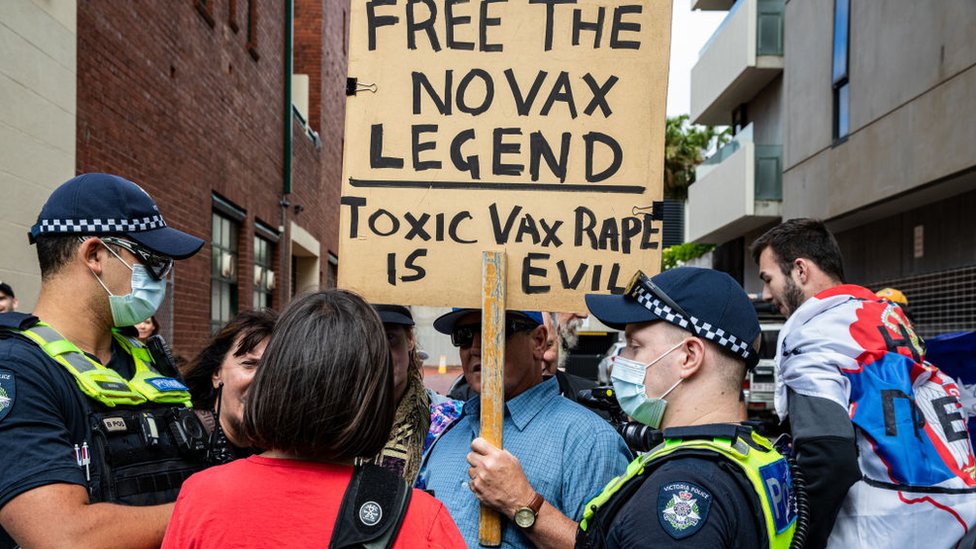 Amantes del tenis y activistas antivacunas se han manifestado frente al hotel donde Djovovic fue alojado en Australia.