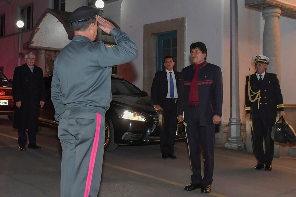 Morales confía en que los militares lo acompañarán en su homenaje al Che. (Foto: ABI) Evo Morales saluda a militares (Foto: ABI)