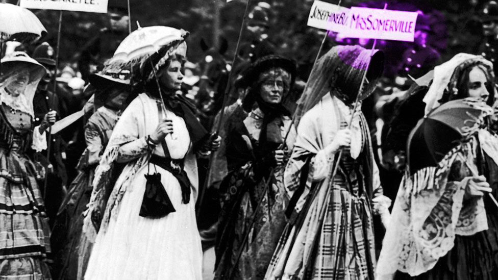 Desfile de "Mujeres famosas" de sufragistas vestidas como mujeres notables del pasado.