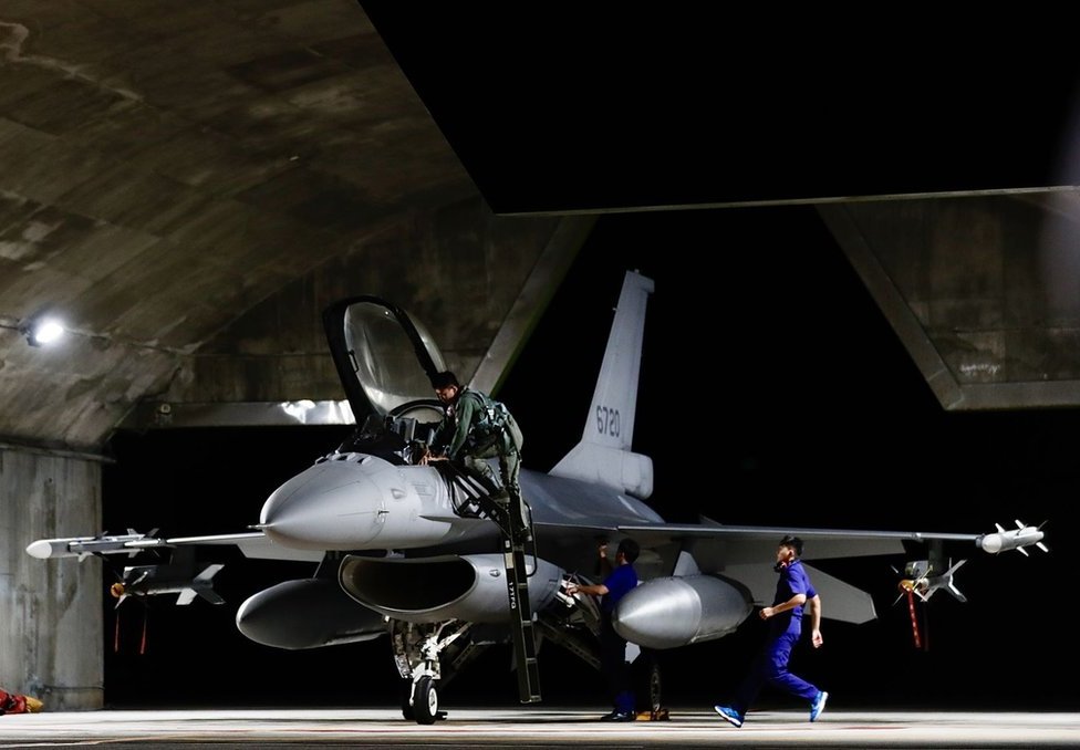台灣花蓮空軍基地內，台灣空軍一架F-16v戰機凖備執行夜間起飛任務（2022年8月17日）。
