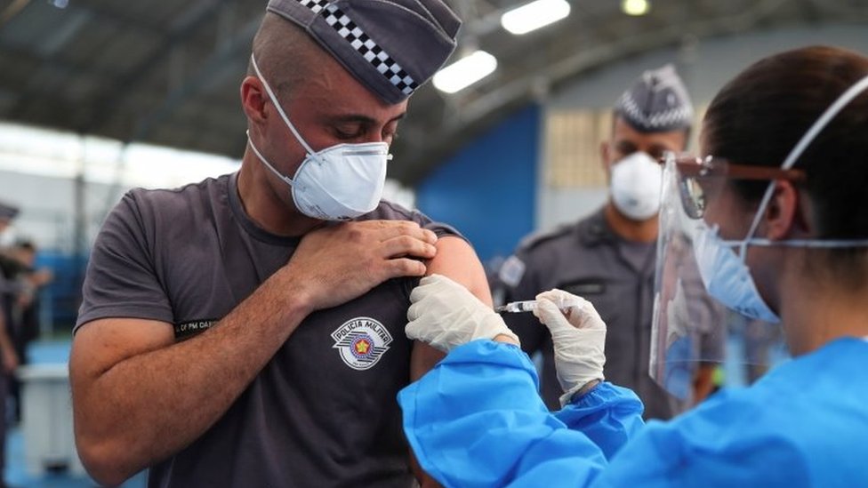 Policial é vacinado em São Paulo em 2021