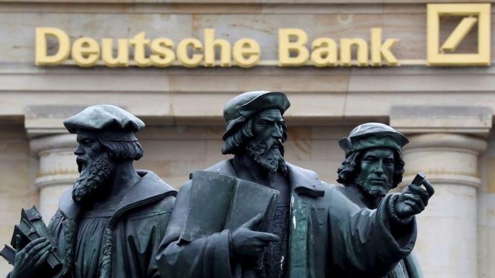 Статуи перед вывеской Deutsche Bank