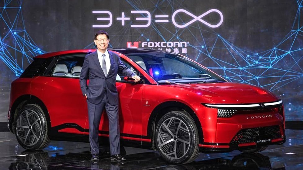 رئيس فوكسكون يونغ ليو مع إحدى سيارات الشركة الكهربائية