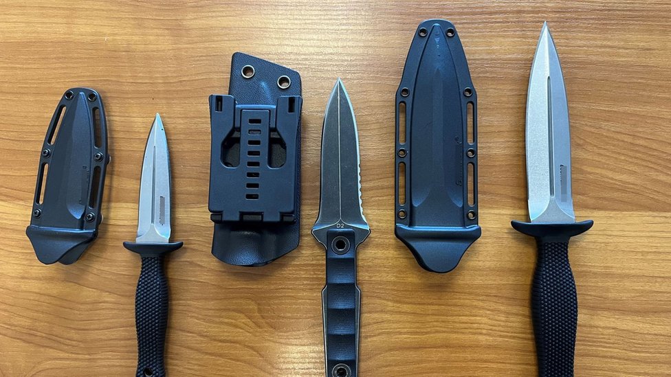 tres cuchillos que fueron hallados en el vehículo de Le Priol.
