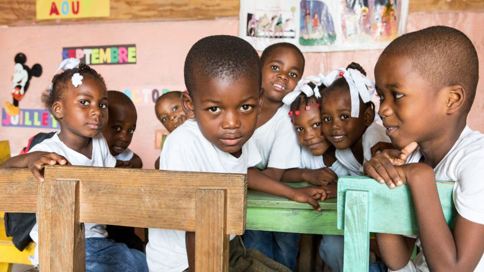 niños haitianos en la escuela.