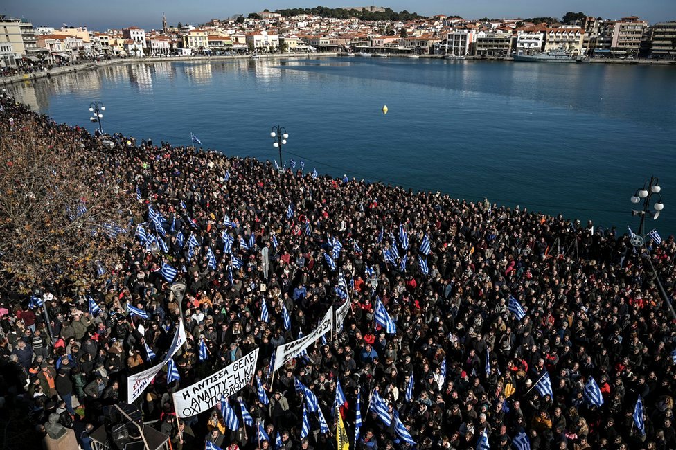 Жители острова Лесбос принимают участие в демонстрации против лагерей мигрантов в порту Митилини, 22 января 2020 г.