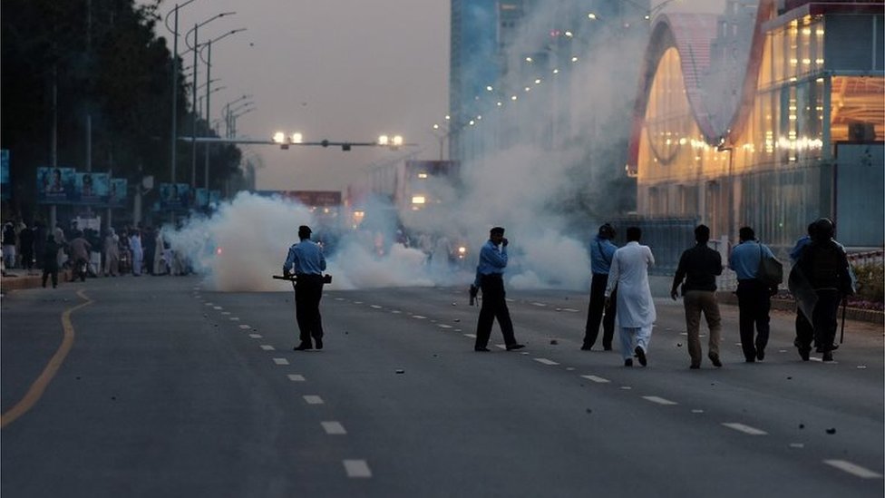 Пакистанские полицейские применили слезоточивый газ против сторонников казненного исламиста Мумтаза Кадри, собравшихся в Исламабаде 27 марта 2016 года.
