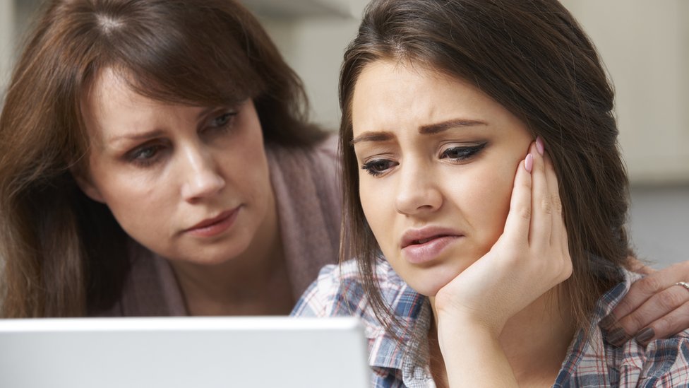 La comunicación es vital. Madre hablando con su hija