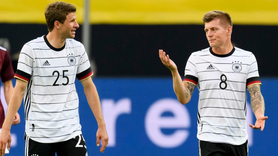 Los futbolistas alemanes Thomas Muller y Toni Kroos.