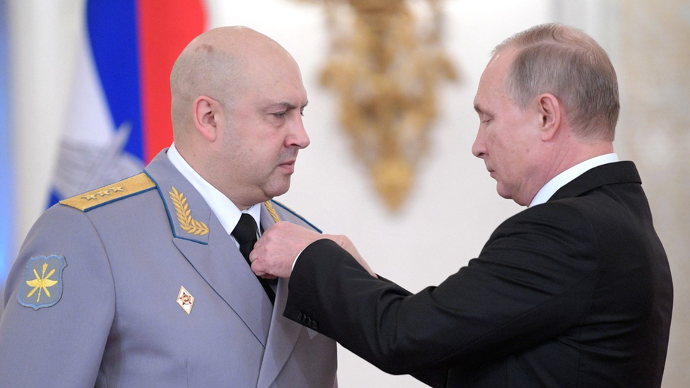 El presidente Vladimir Putin coloca una medalla al general Sergei Surovikin.