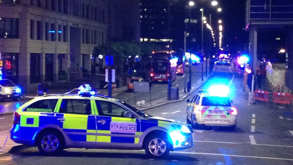 Policías bloqueando una entrada del Puente de Londres Policías bloqueando una entrada del Puente de Londres