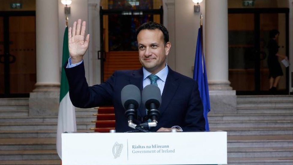 Раздаточная фотография Taoiseach Лео Варадкара на ступенях правительственного здания в Дублине, обращающегося к общественности по поводу состояния изоляции от коронавируса в Ирландии 1 мая