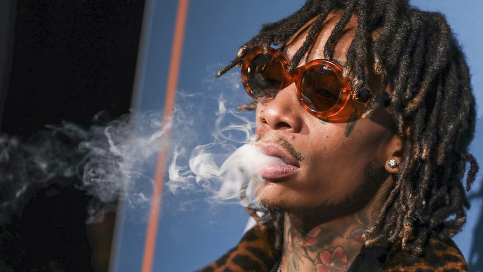 Khalifa defiende el consumo de marihuana e inclusi tiene una cepa que lleva su nombre y que comercializa una compañía en Colorado, EE.UU. Wiz Khalifa