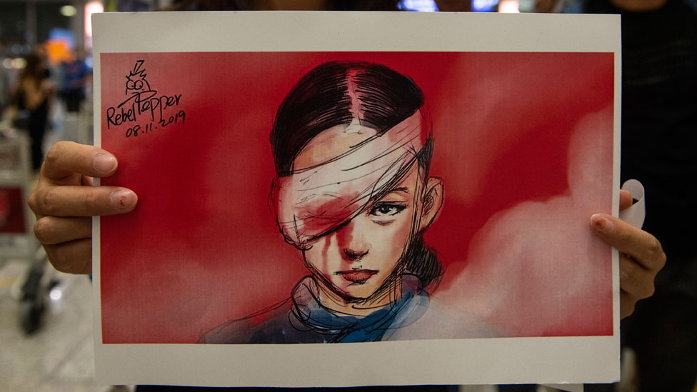 Un poster con la imagen de una joven con una herida sangrante en el ojo