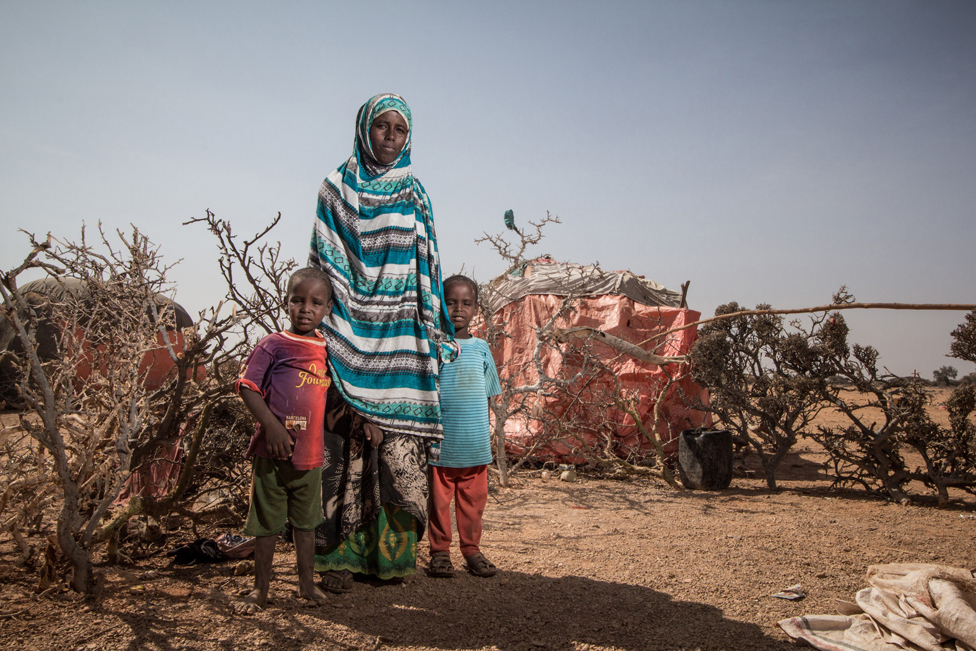 Хадра Мохамед со своими сыновьями-близнецами в неформальном поселении за пределами города Йогори