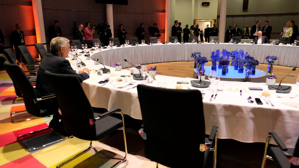 За цим столом три довгих дні вирішувалися долі Європи