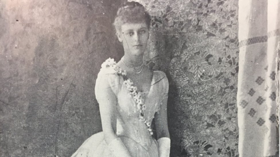 Констанс Гор-Бут в роли дебютантки в 1884 году (Ссылка PRONI: D4131 / K / 4/1/3)