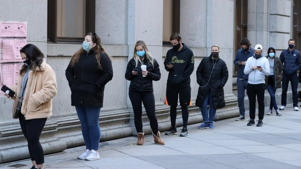 Warga antre di Philadelphia, Pennsyilvania sejak pagi.