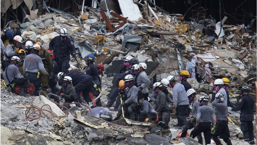 Trabajos de los equipos de emergencia tras el colapso del edificio.