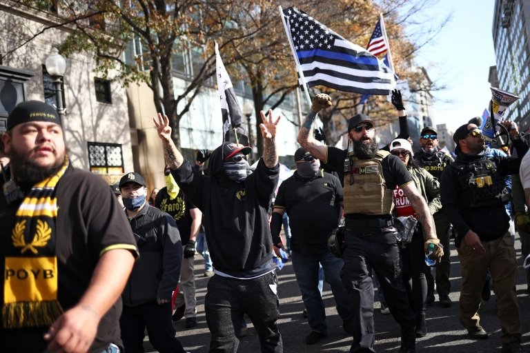 Miembros del grupo de utraderecha Proud Boys participaron en la marcha en Washington.