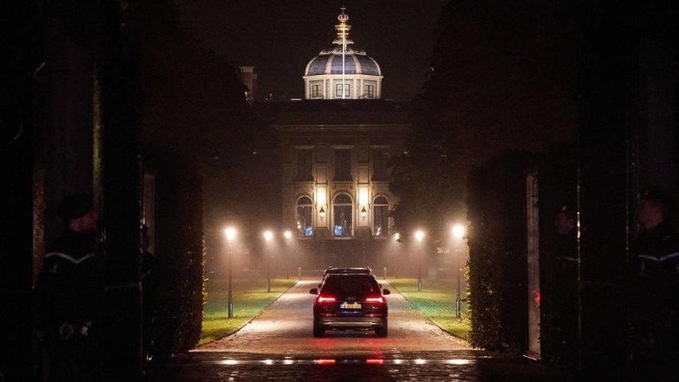 Автомобиль с королевской семьей возвращается во дворец Huis ten Bosch в Гааге
