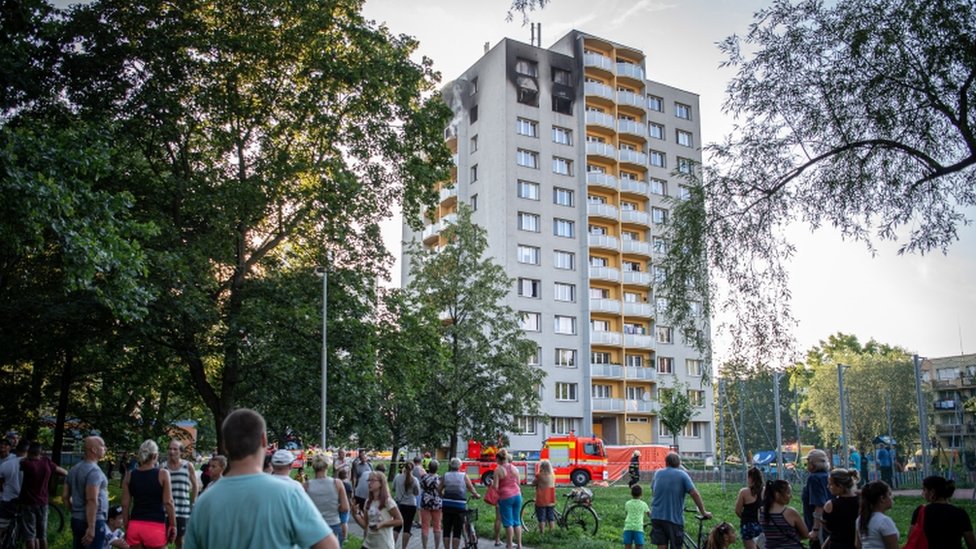 Сцена пожара в многоквартирном доме в Богумине, Чехия