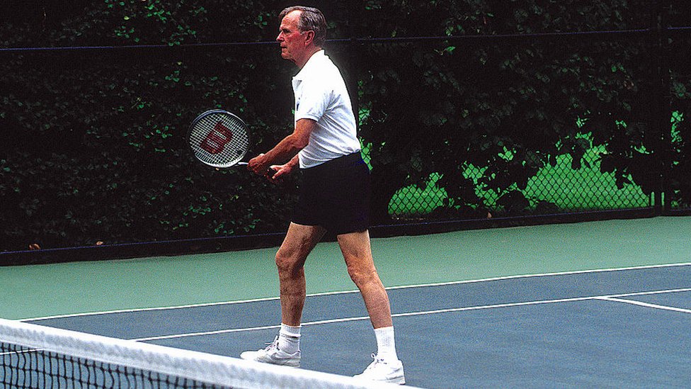 Президент Джордж Буш играет в теннис с президентом Южной Кореи Ро Тэ У в 1991 году