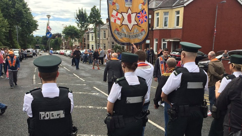 Члены трех лож, участвовавших в споре вокруг парада Ардойна, прибыли к полицейским линиям во главе со знаменем Ballysillan в субботу