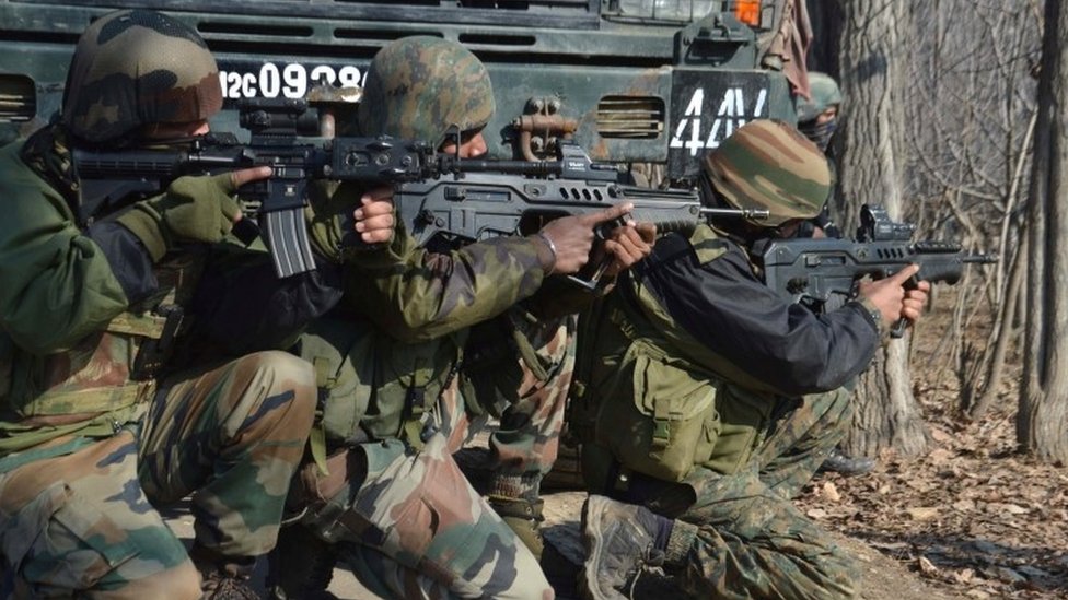 Солдаты индийской армии занимают позиции возле места перестрелки (12 февраля 2017 г.)
