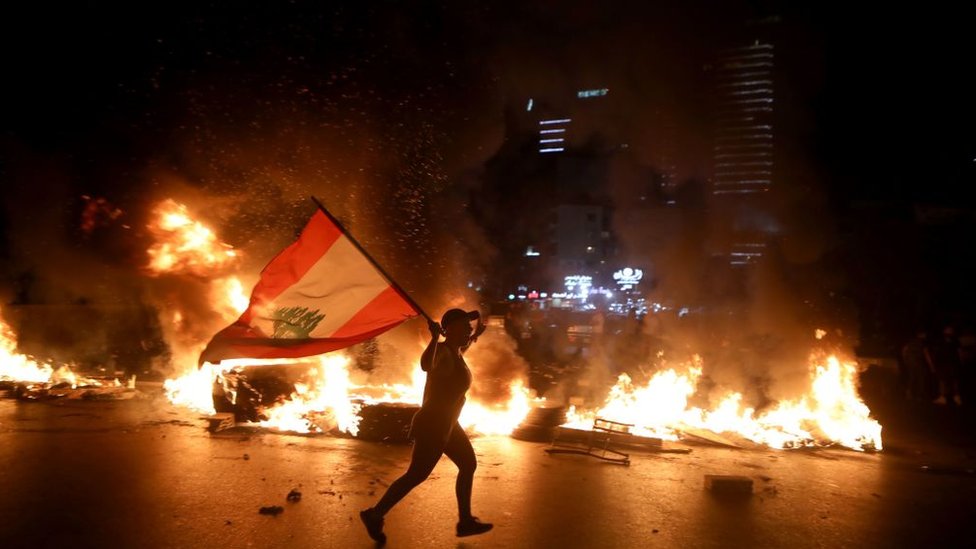 لبنان: هل ينزلق إلى انهيار اقتصادي تام؟ - BBC News عربي