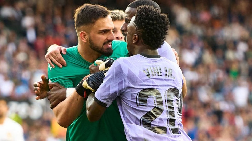 Vinícius Júnior teniendo un altercado con el jugador valenciano Hugo Duro.