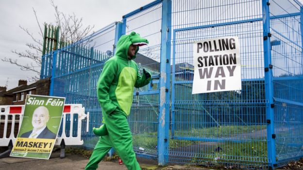 Активист ирландского языка Доминик Шерри голосует на избирательном участке в Западном Белфасте