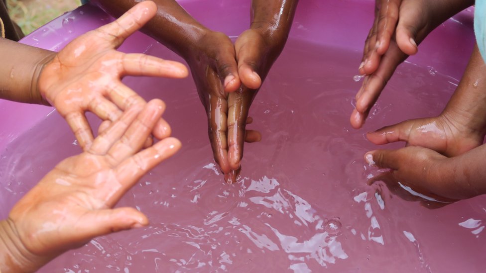 Niños lavándose las manos.