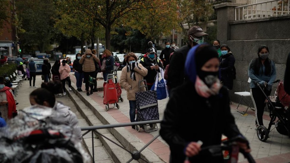 Des gens font la queue pour recevoir un don de nourriture à Madrid, en Espagne, le 04 novembre 2020