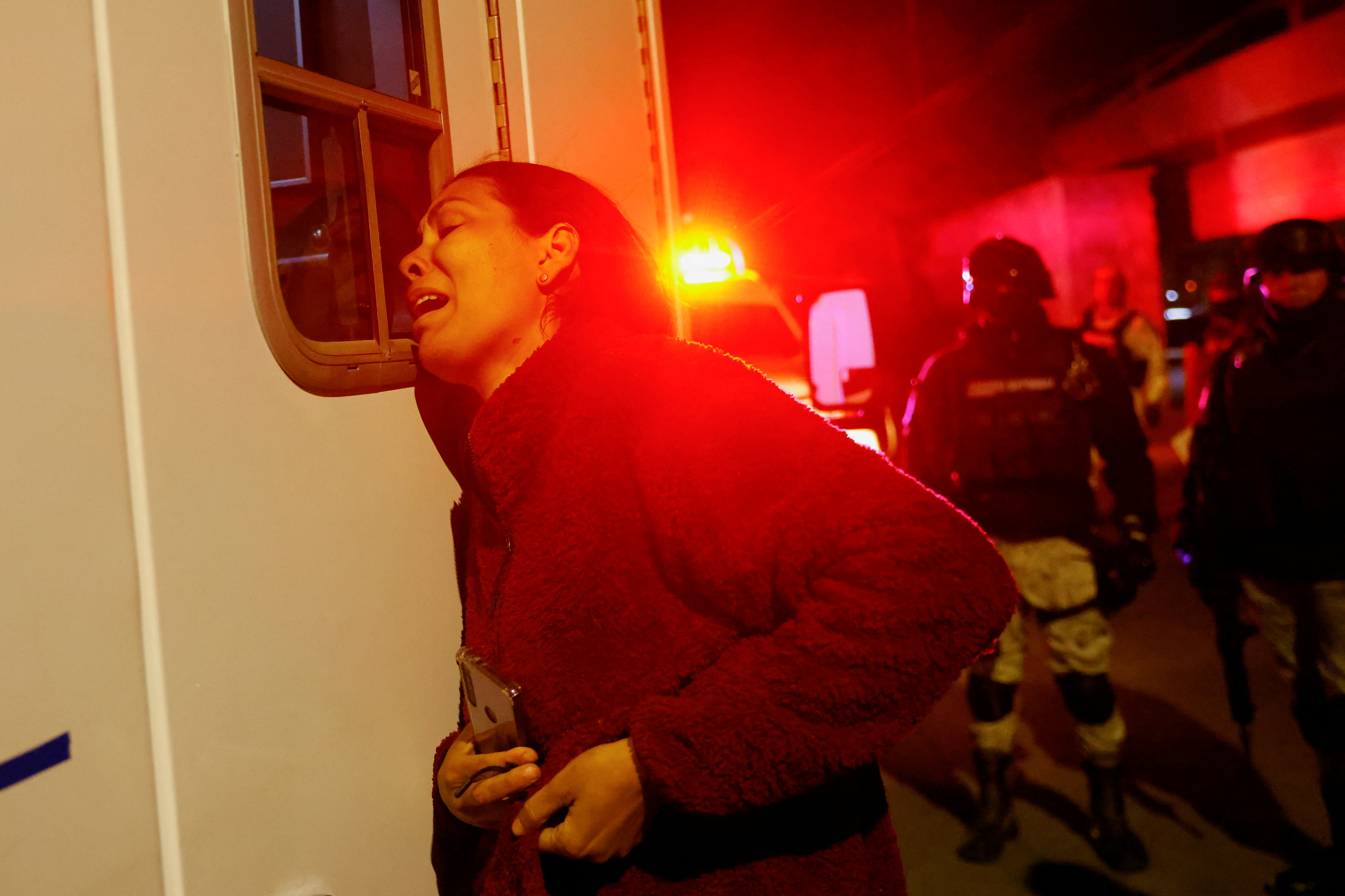 Una migrante venezolana llora recostada en una ambulancia cerca del centro para migrantes de Ciudad Juárez.