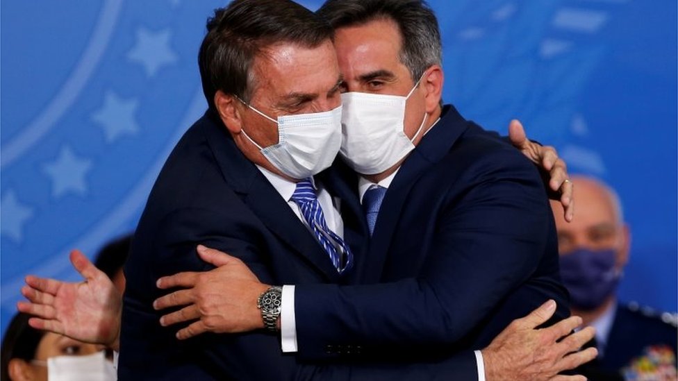 Bolsonaro abraça Ciro Nogueira