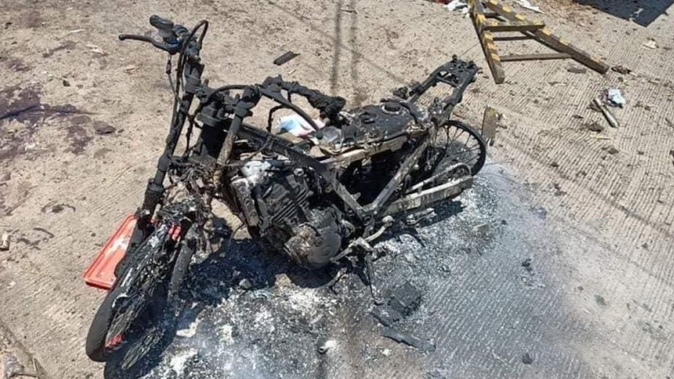 Сгоревший мотоцикл после взрыва на острове Джоло, провинция Сулу, Филиппины