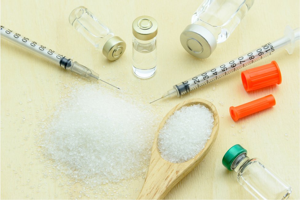 La diabetes de tipo 1, una enfermedad autoinmune y metabólica por la que el páncreas de quien la padece no produce insulina, la hormona encargada de metabolizar los glúcidos o hidratos de carbono. Azúcar e insulina.