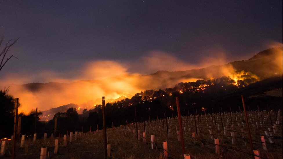 Hay al menos 14 incendios activos en ocho condados de California. Incendio en las colinas del valle de Napa