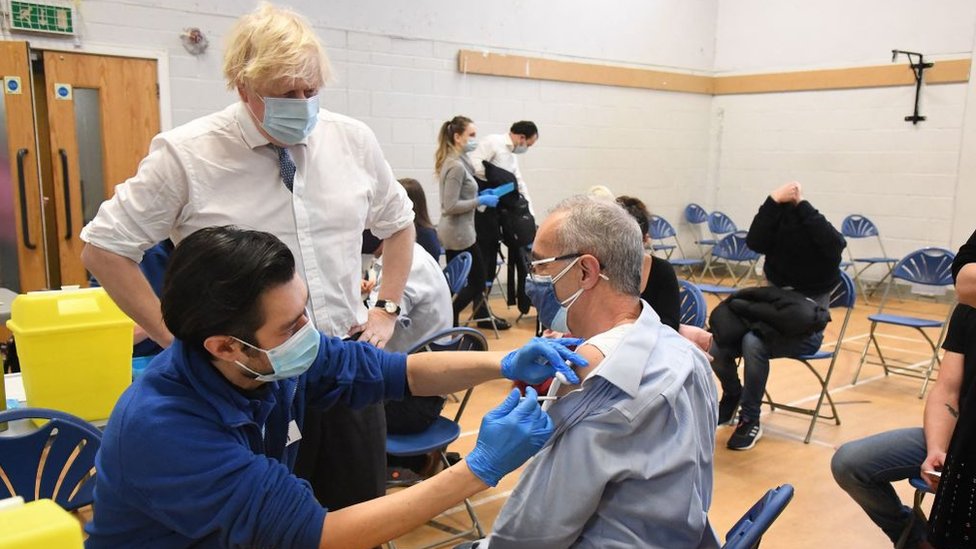 Boris Johnson visitando clínica de vacinação em Londres