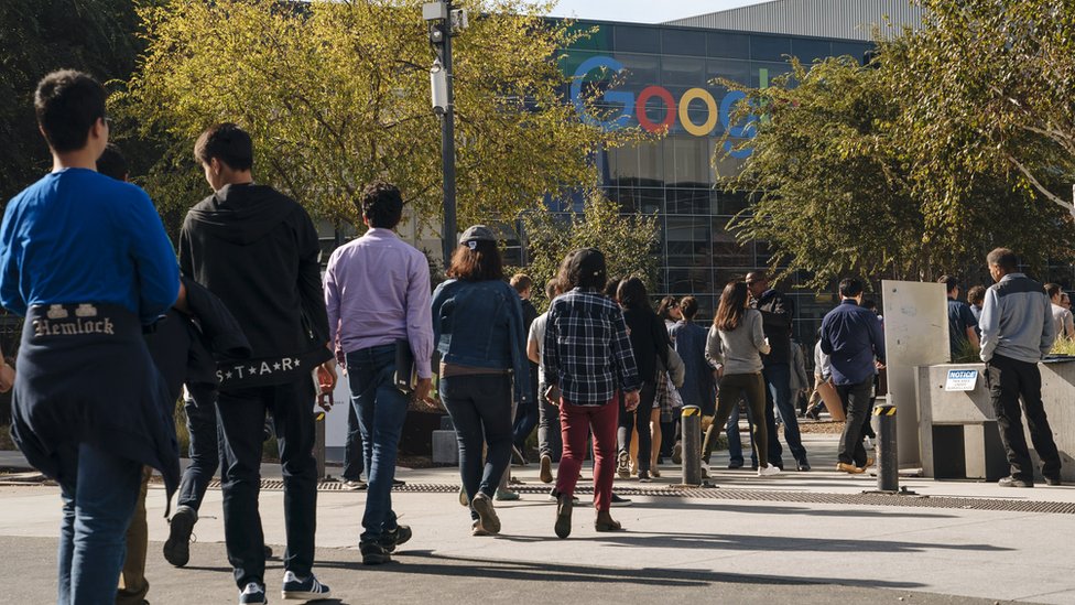 В ноябре 2018 года сотрудники Google устроили забастовку из-за обвинений в сексуальных домогательствах, на заднем плане виден штаб-квартира