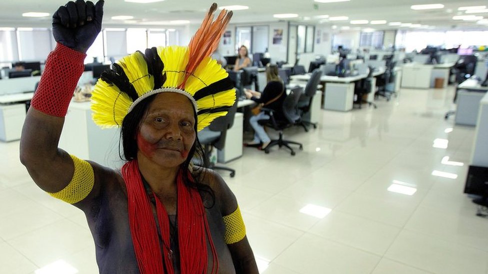 Женщины из числа коренного населения из разных этнических групп входят в Министерство здравоохранения во время Марша женщин из числа коренных народов в Бразилиа