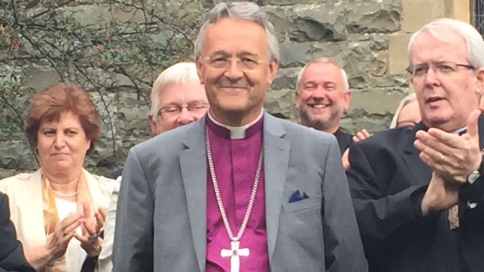Архиепископ Уэльский Джон Дэвис (в центре)