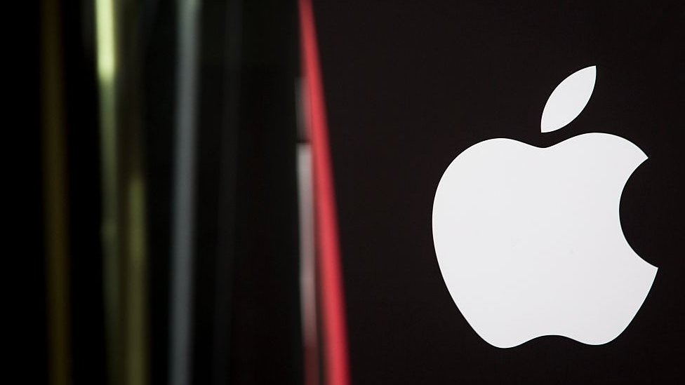 Логотип Apple отображается за пределами магазина компании на Риджент-стрит