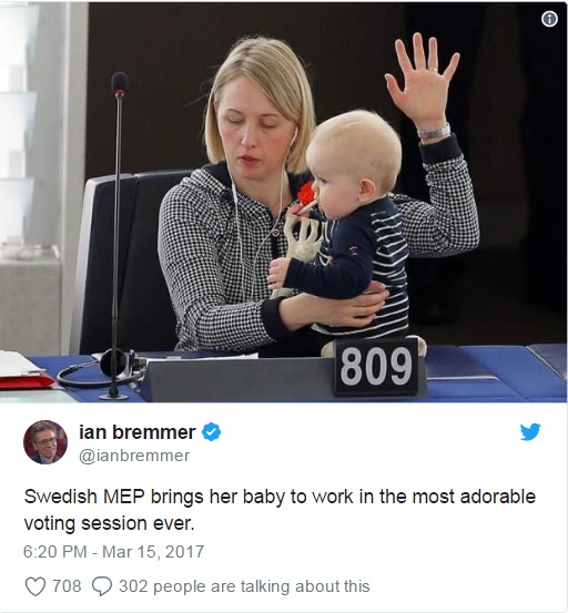 سويدية عضوة في البرلمان الأوروبي أثناء التصويت ومعها طفلها