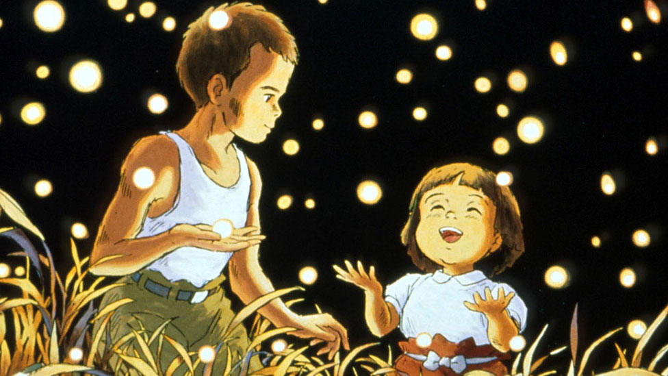 Кадр из фильма «Могила светлячков», на котором главный герой и его сестра наблюдают за светлячками